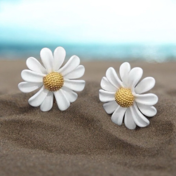 Dainty Daisy Flower Earrings - Picture 4 of 4